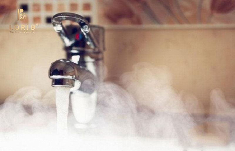 rửa mặt bằng nước ấm